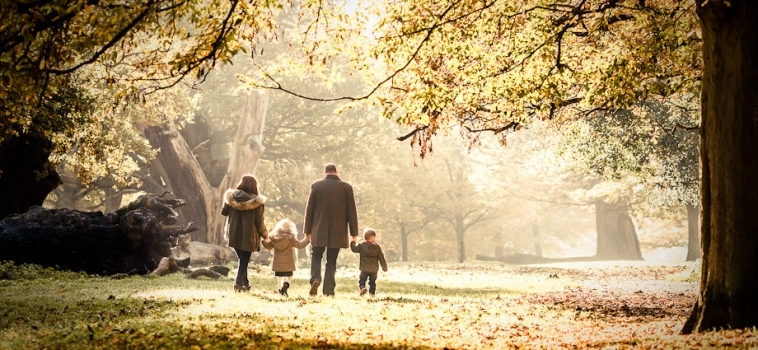 A sunny autumnal family photo shoot